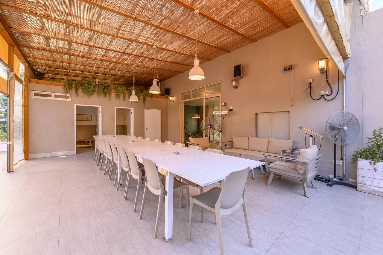 חצר חיצונית