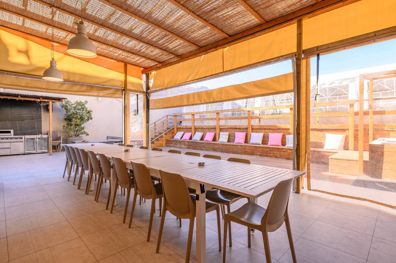 חדר אוכל מקורה